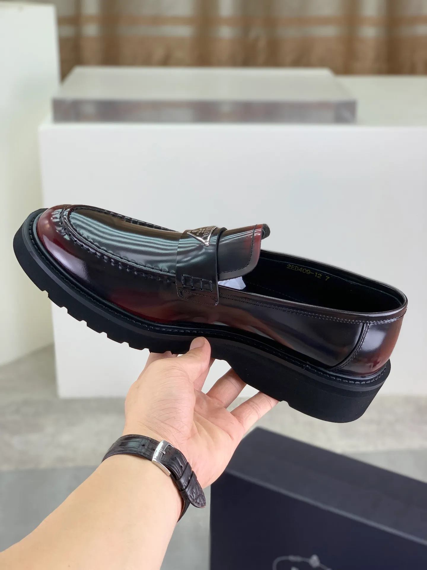 Factory price P880💰Original quality, top version🔱 ＰＲＡＤＡPrada. Men’s business casual leather shoes, top quality products. 1:1 shipment⬆️Luxurious and noble👞All imported original color-brushed edge beads, just to create a more comfortable wearing experience. Upper: Original comfortable open-edge bead rubbed color calfskin➕Top imported water-dyed full cow lining, original high-end lightweight and comfortable TPU foam combination bottom✔️Code number: 39-44 (38 45) 46 47 can be customized)